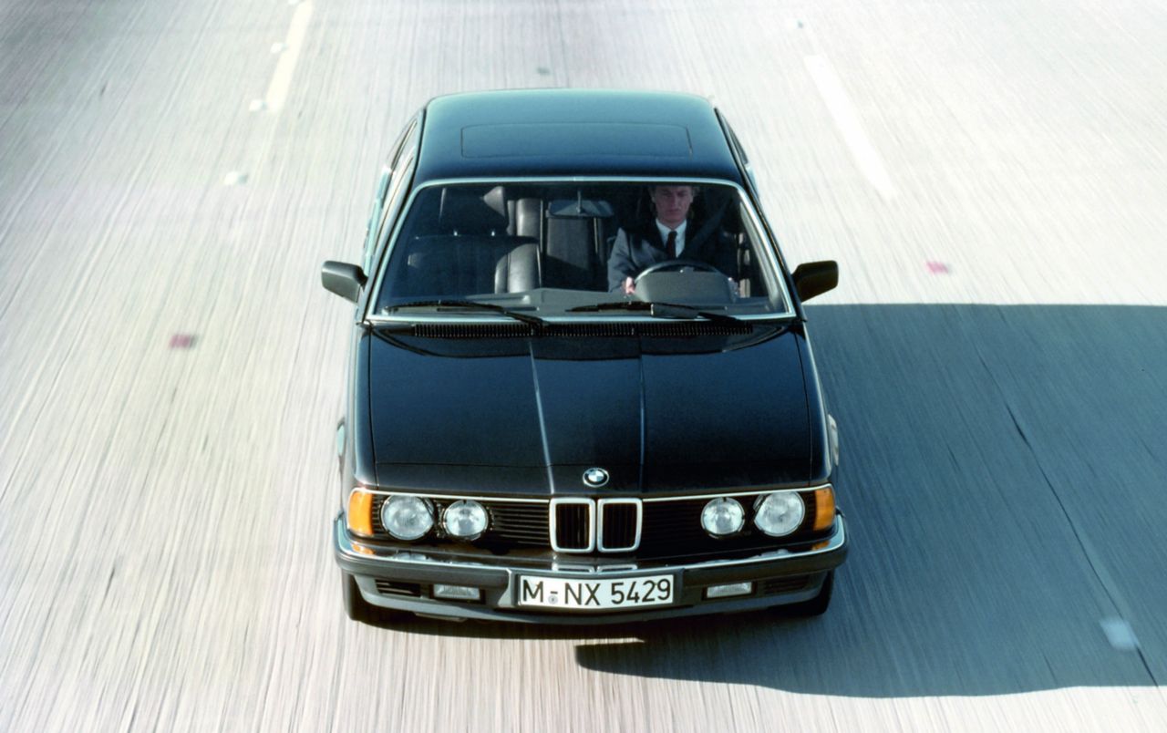 Lepidlo Sikaflex bylo použito pro lepení čelního skla BMW řady 7 na konci 80. let