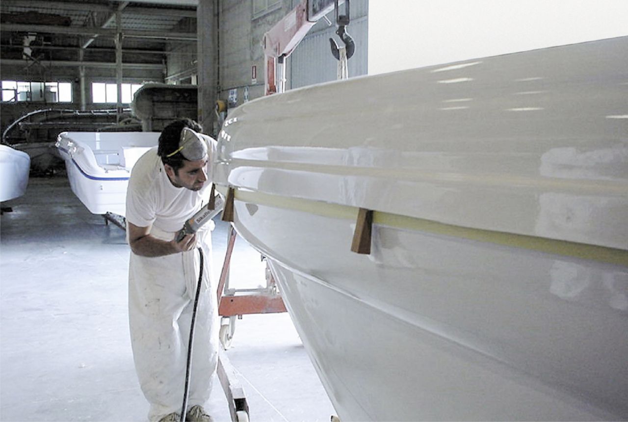 男子在游艇上执行甲板上的甲板申请