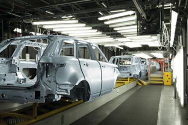 在先前组装的生产线的白色汽车的身体搭配皮脂师