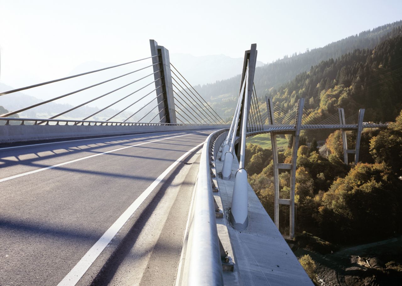 桥在瑞士克罗斯特斯