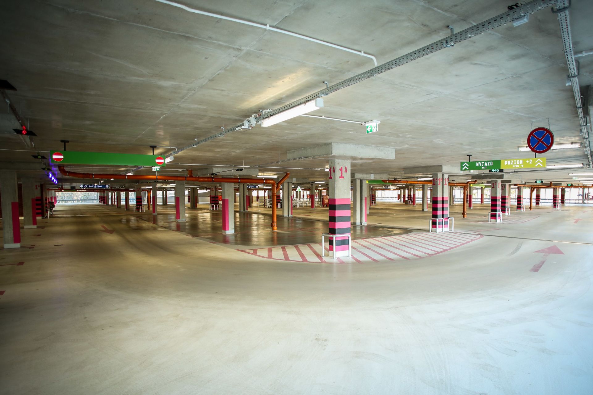 波兰Manufaktura购物中心停车场系统