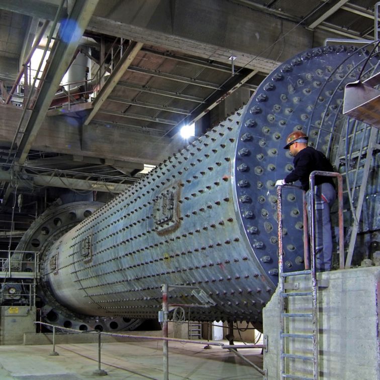 水泥厂磨削水泥的人