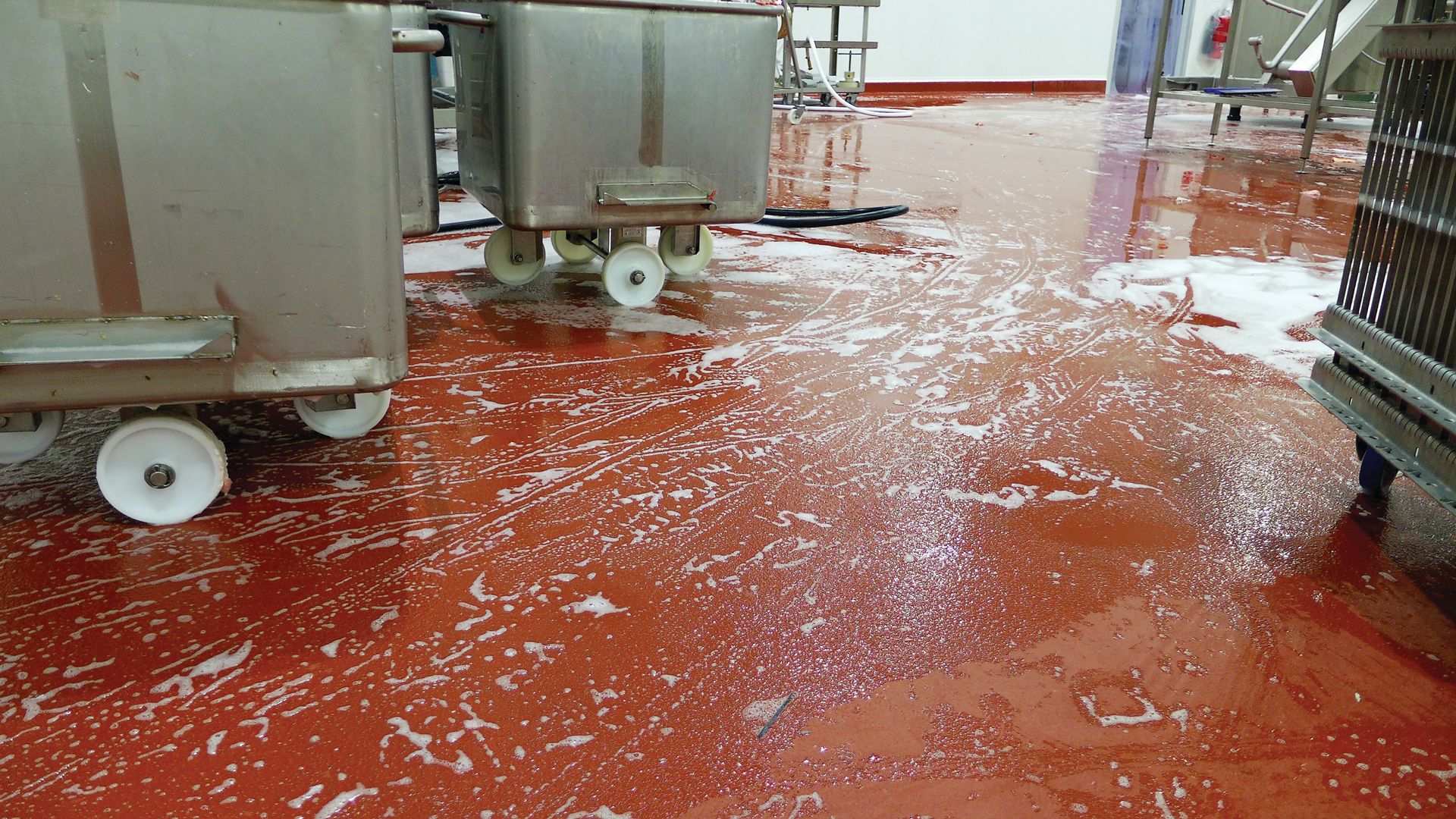  The industrial floor cleaned in a wet area