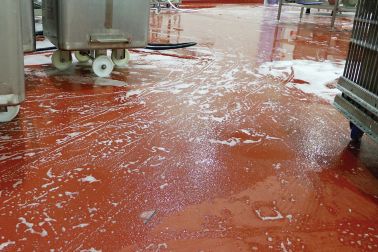  The industrial floor cleaned in a wet area