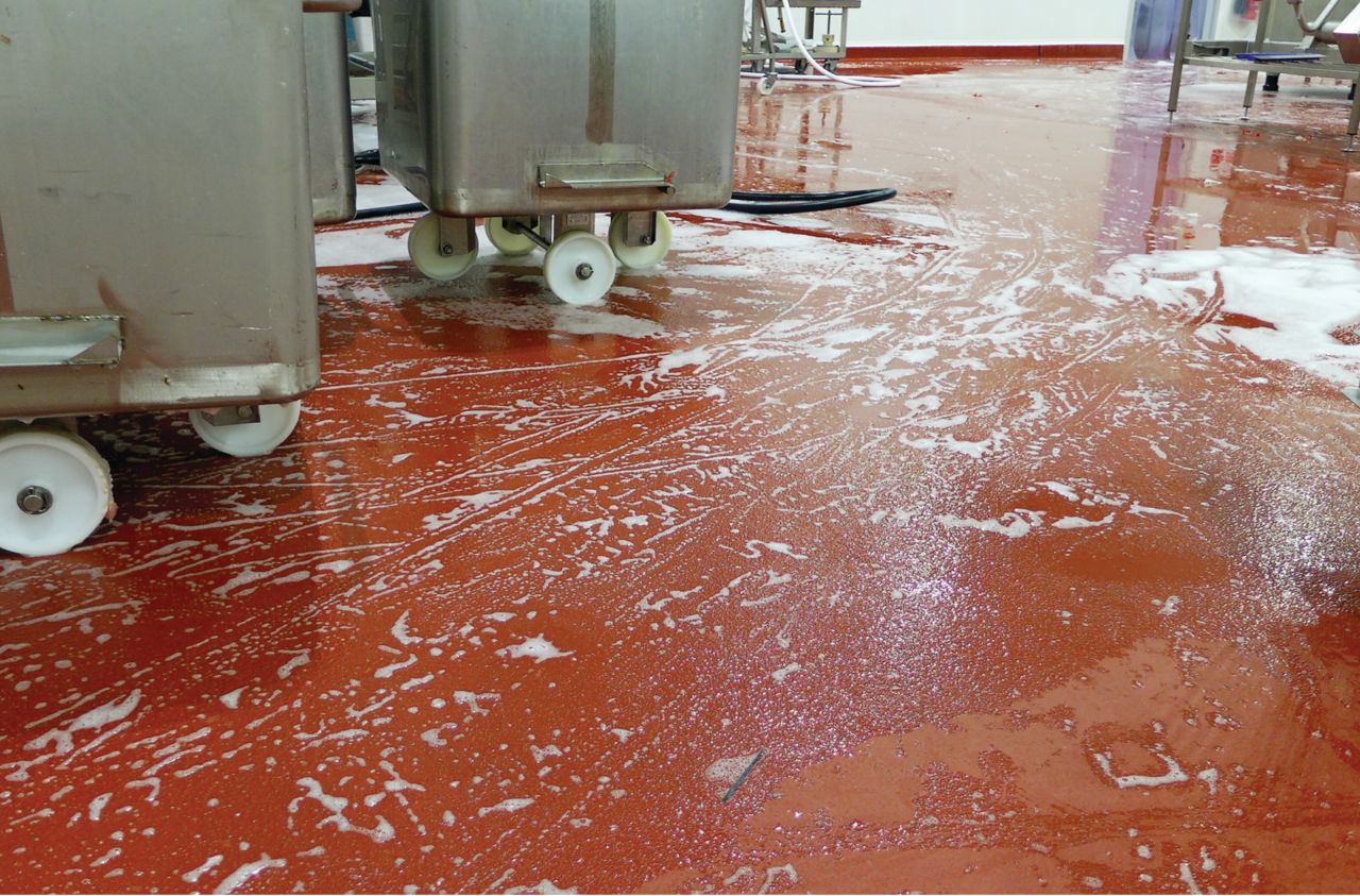  The industrial floor cleaned in a wet area