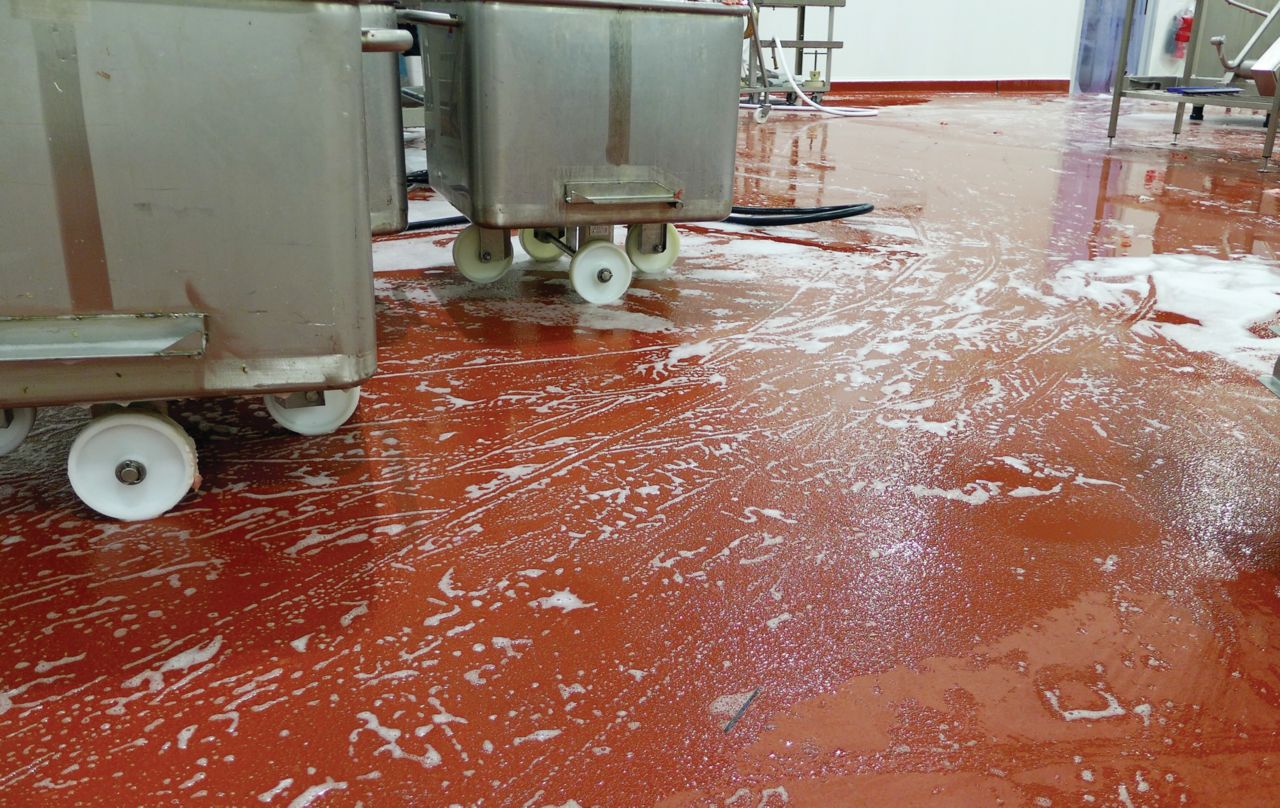  The industrial floor cleaned in a wet area
