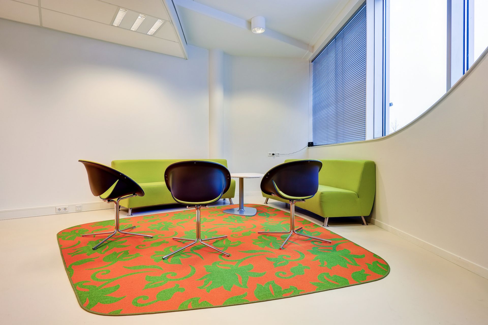 Sika ComfortFloor® white floor in seating area with colorful rug