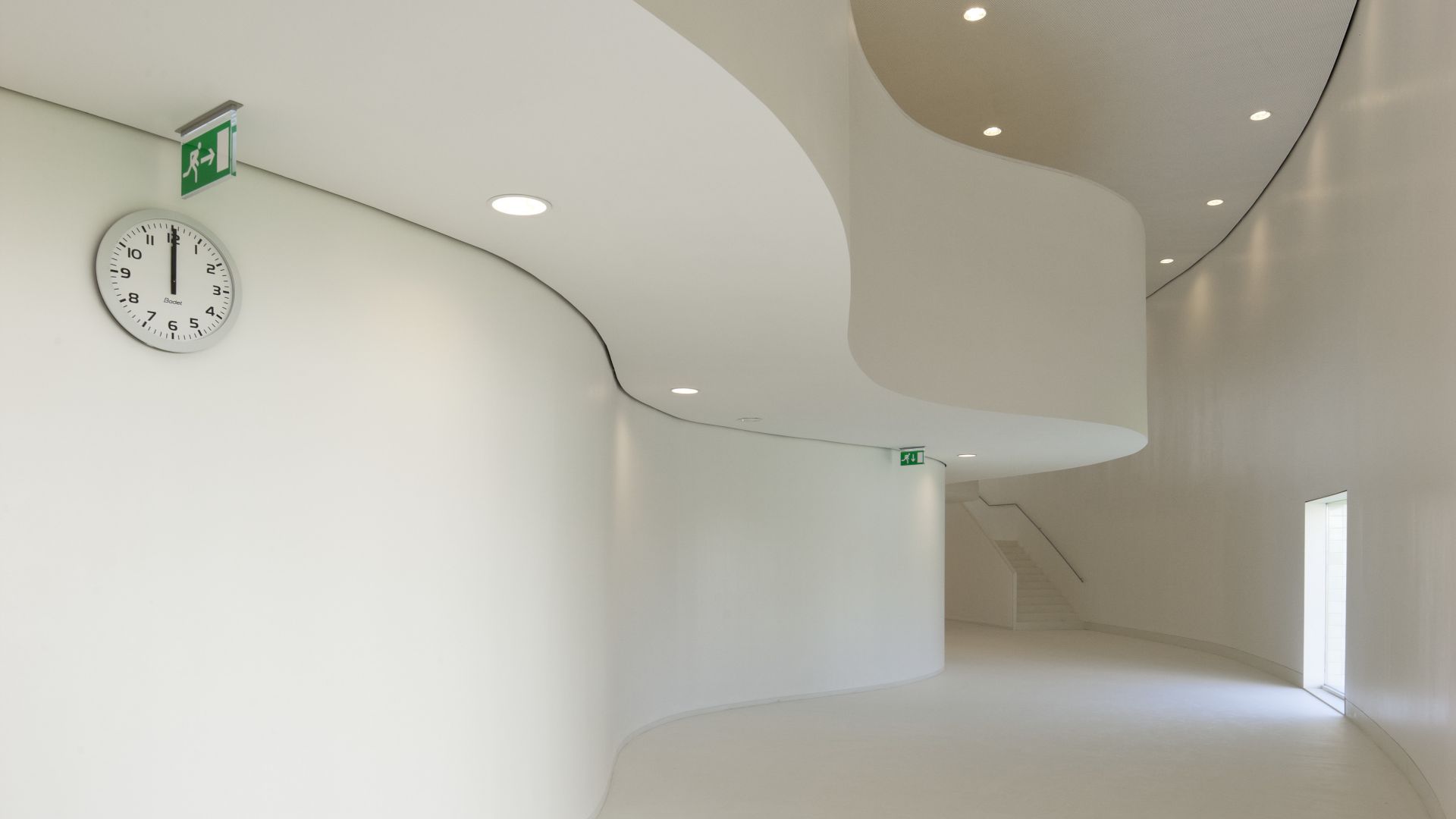 Sika ComfortFloor® white floor in architectural design lobby with curved wall