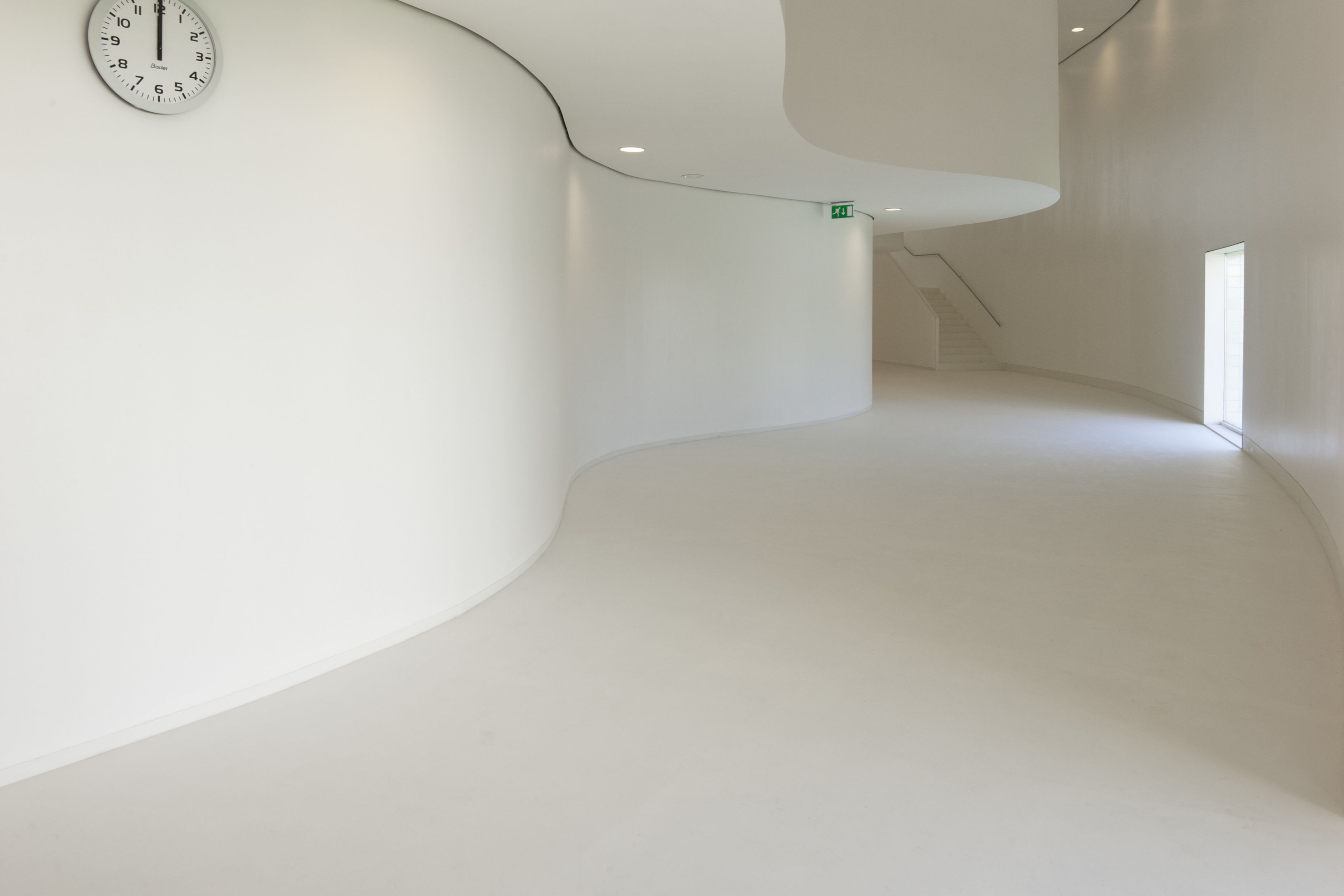 Sika ComfortFloor® white floor in architectural design lobby with curved wall