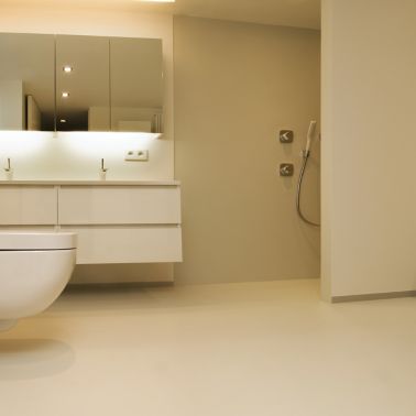 Sika ComfortFloor® beige floor in bathroom with beige walls