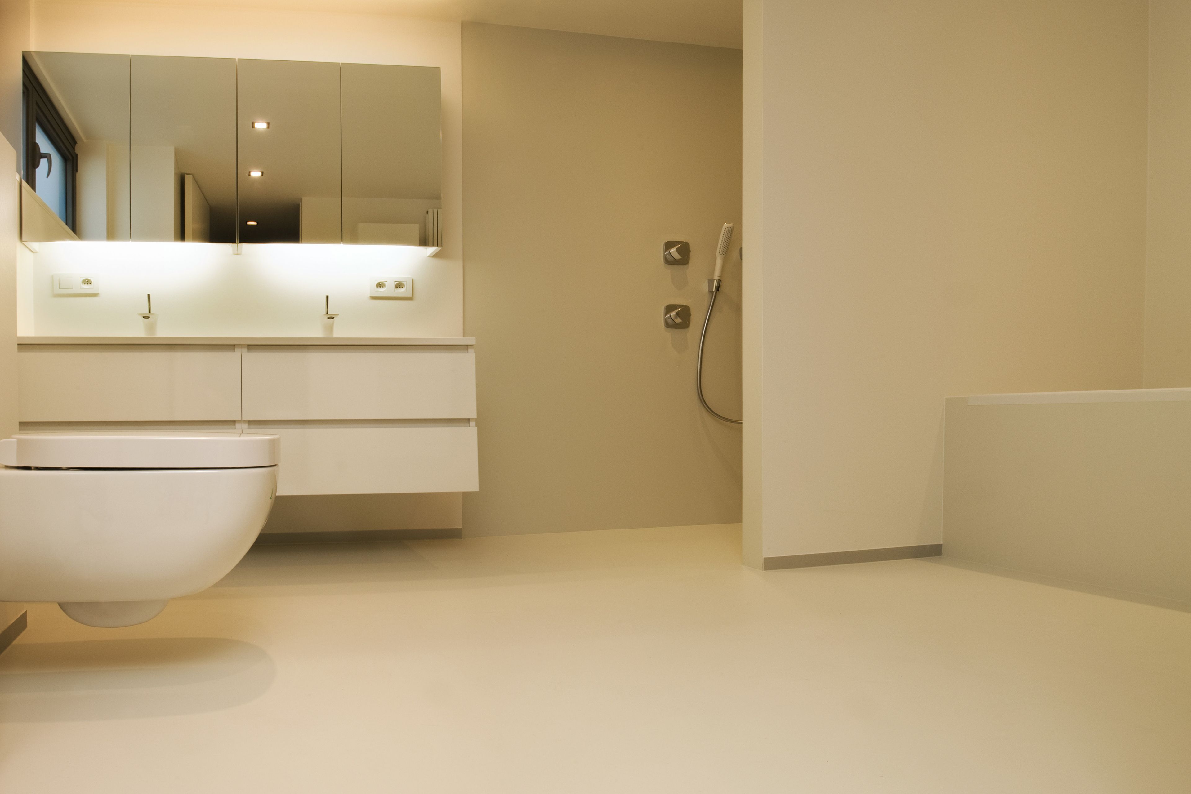 Sika ComfortFloor® beige floor in bathroom with beige walls