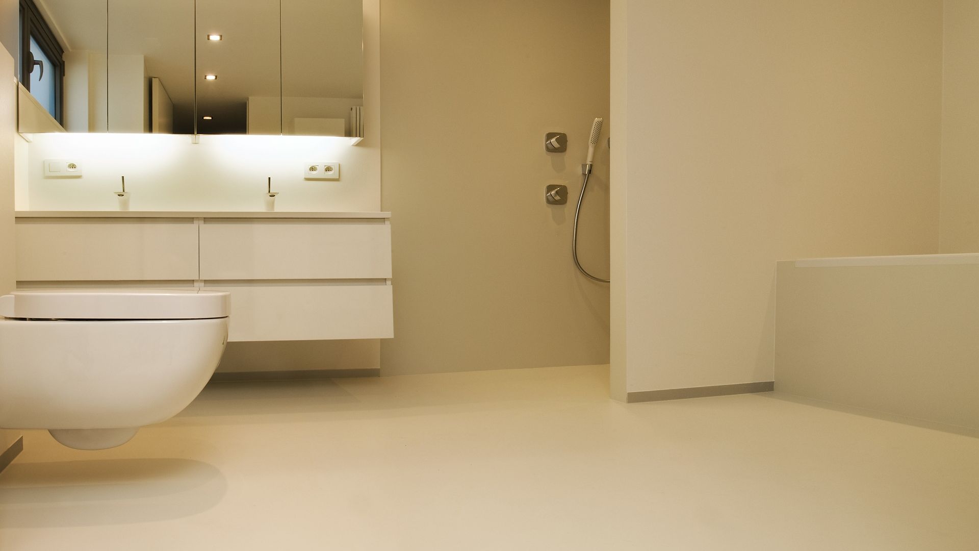 Sika ComfortFloor® beige floor in bathroom with beige walls