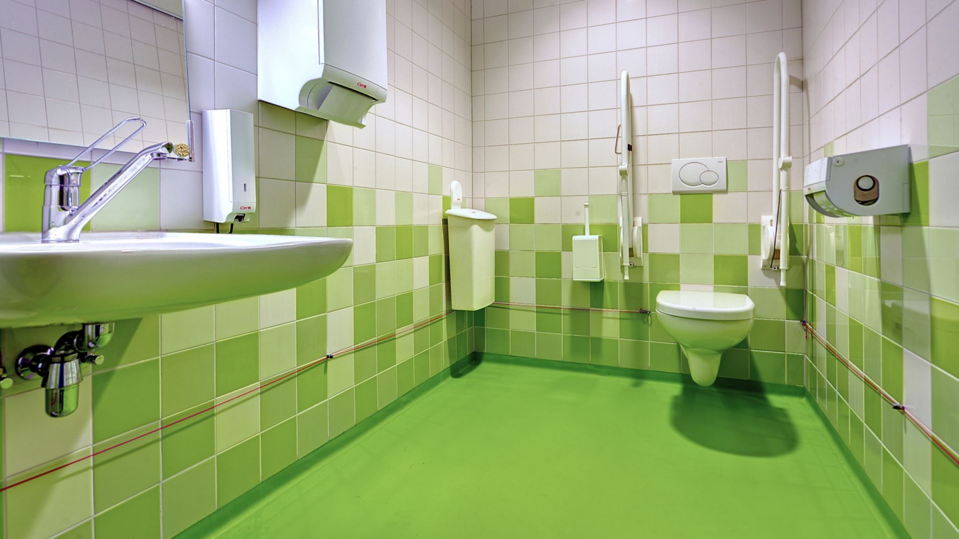 Decorative Comfortfloor green floor in hospital bathroom