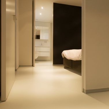 Sika ComfortFloor® beige floor in bedroom and bathroom in modern home