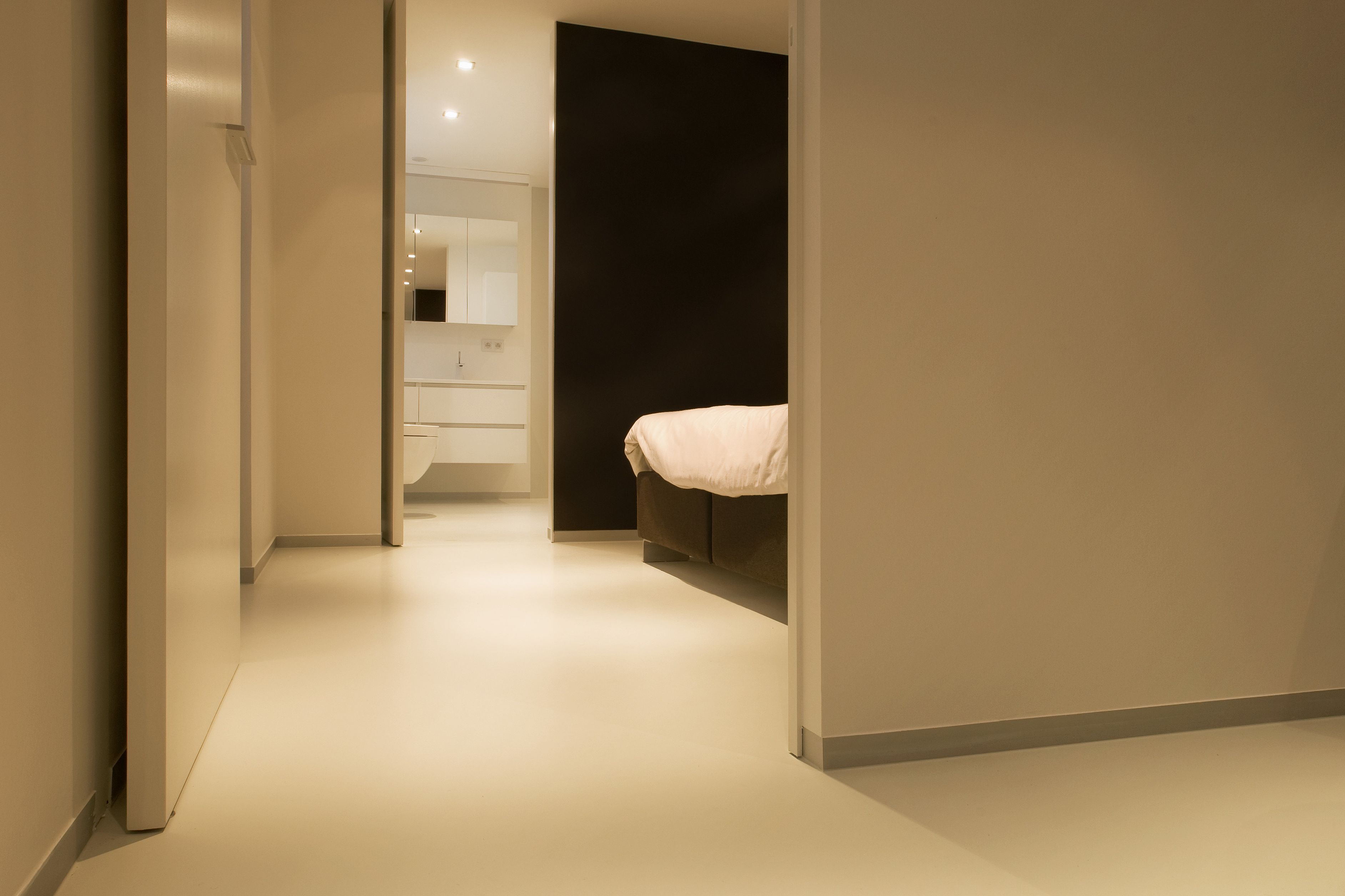 Sika ComfortFloor® beige floor in bedroom and bathroom in modern home