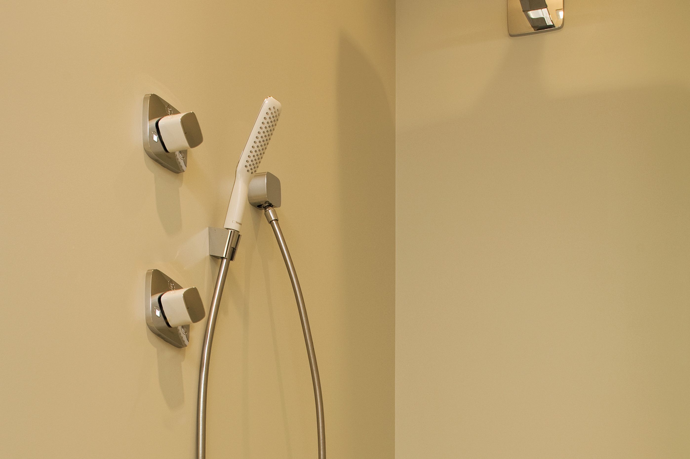 Sika ComfortFloor® beige floor in shower in modern bathroom