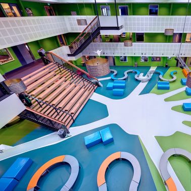Sikacomfortfloor®蓝色和绿地，在荷兰venius lyceum学校大厅