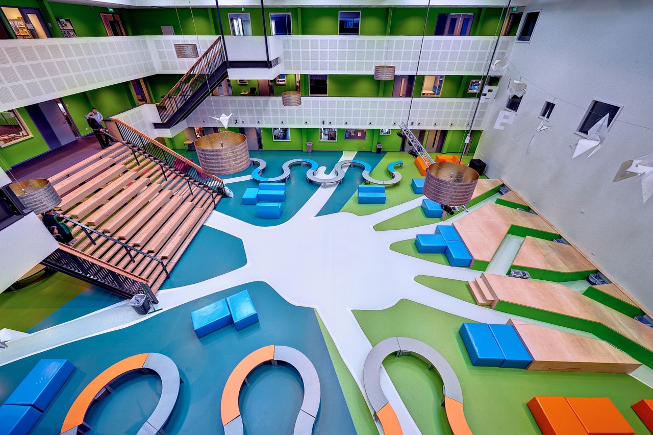 荷兰Revius Lyceum学校大堂的西卡ComfortFloor®蓝色和绿色地板