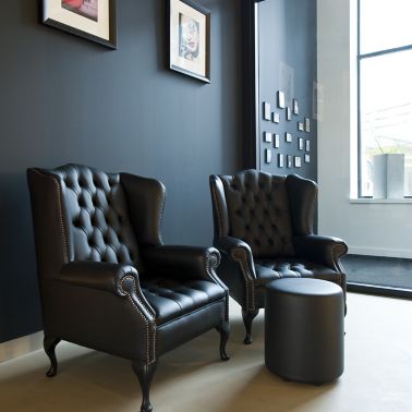 Sika ComfortFloor® beige floor with black wall and armchairs