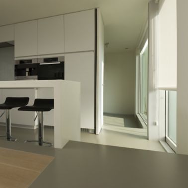 Sika ComfortFloor® grey floor in modern home kitchen with island