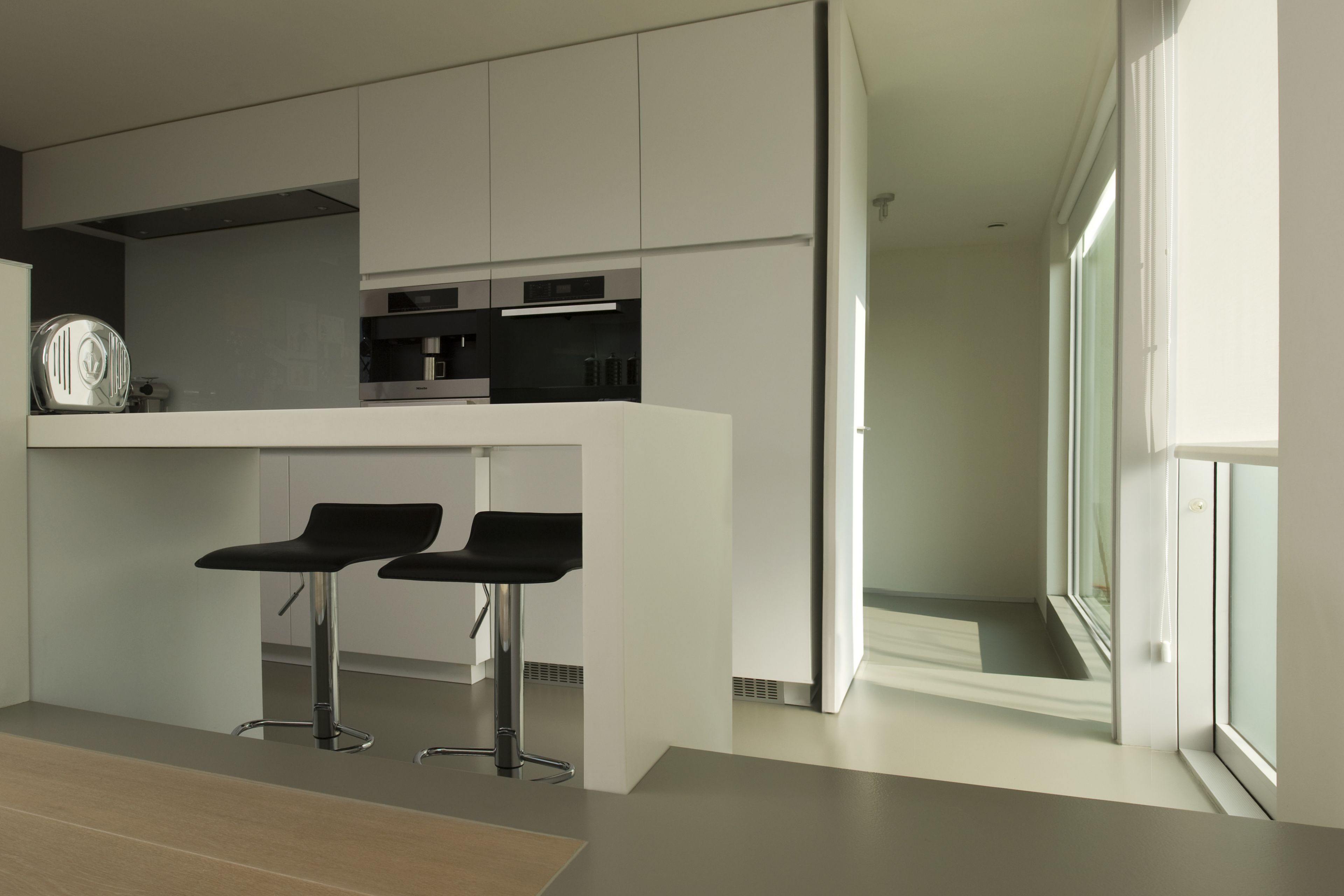 Sika ComfortFloor® grey floor in modern home kitchen with island