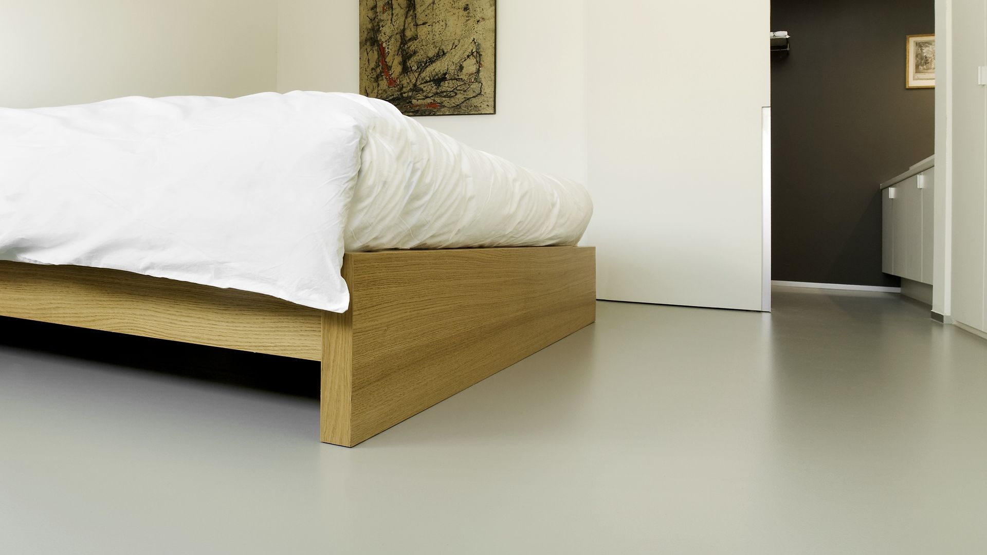 Sika ComfortFloor® grey floor in hotel bedroom