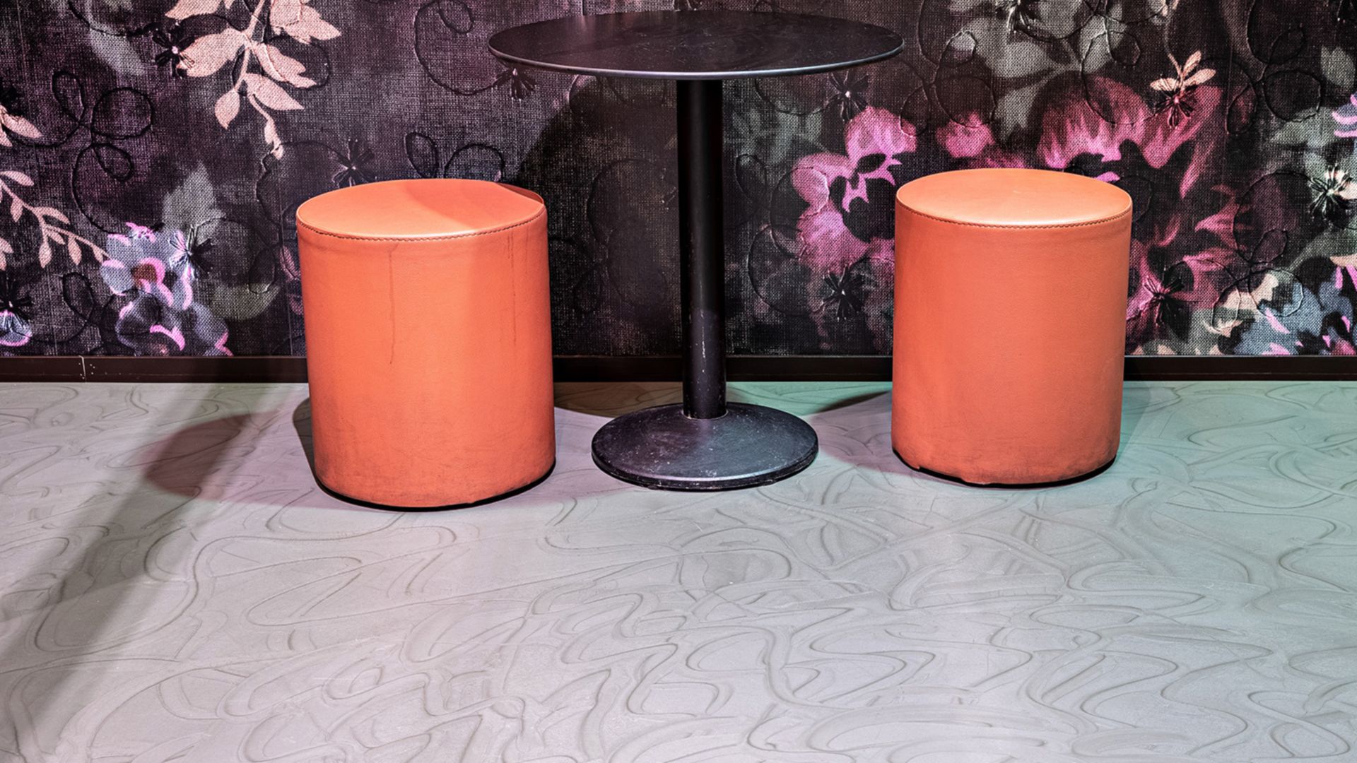 Sika ComfortFloor® Marble FX grey floor and floral wallpaper in cafe in Finland