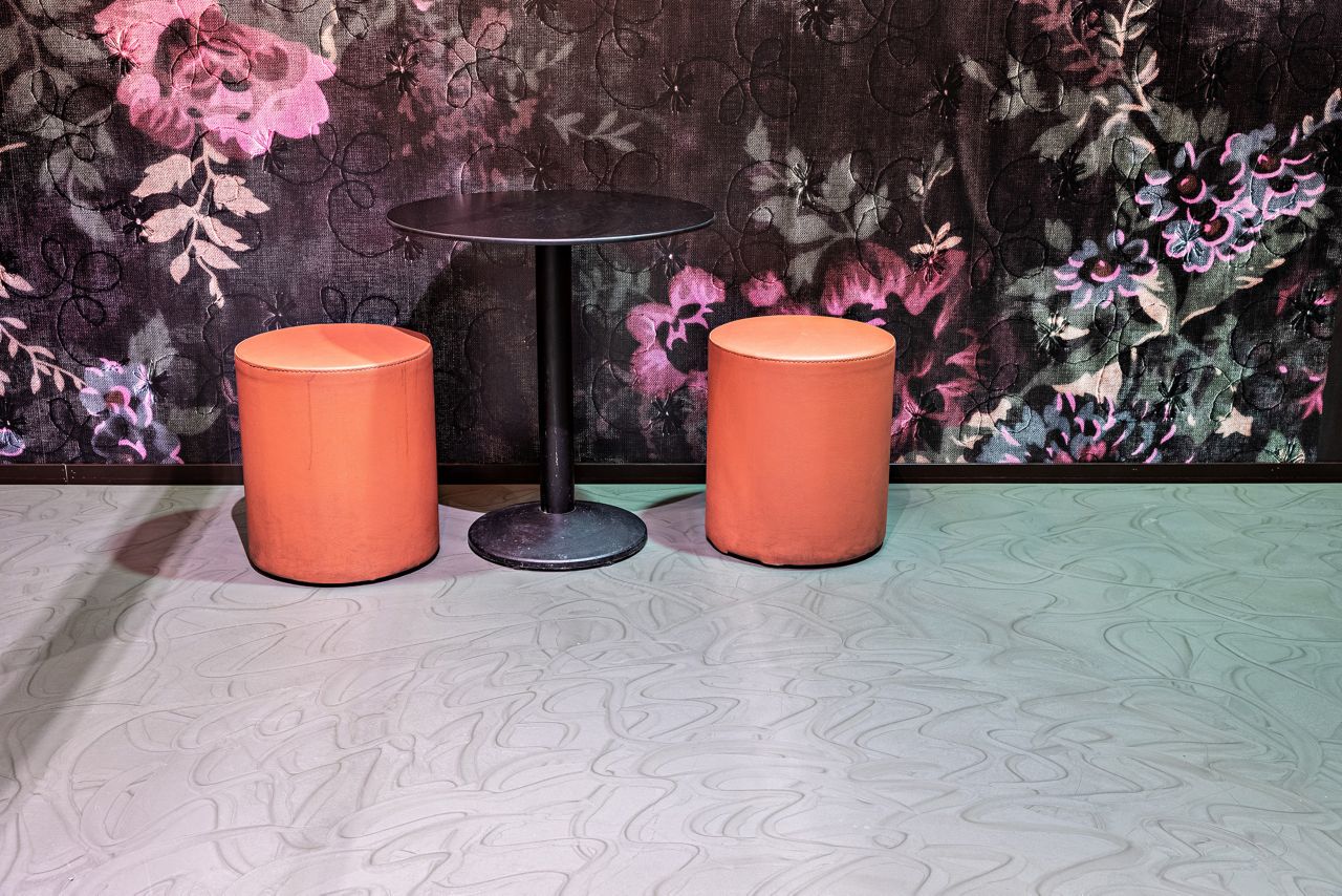 Sika ComfortFloor® Marble FX grey floor and floral wallpaper in cafe in Finland