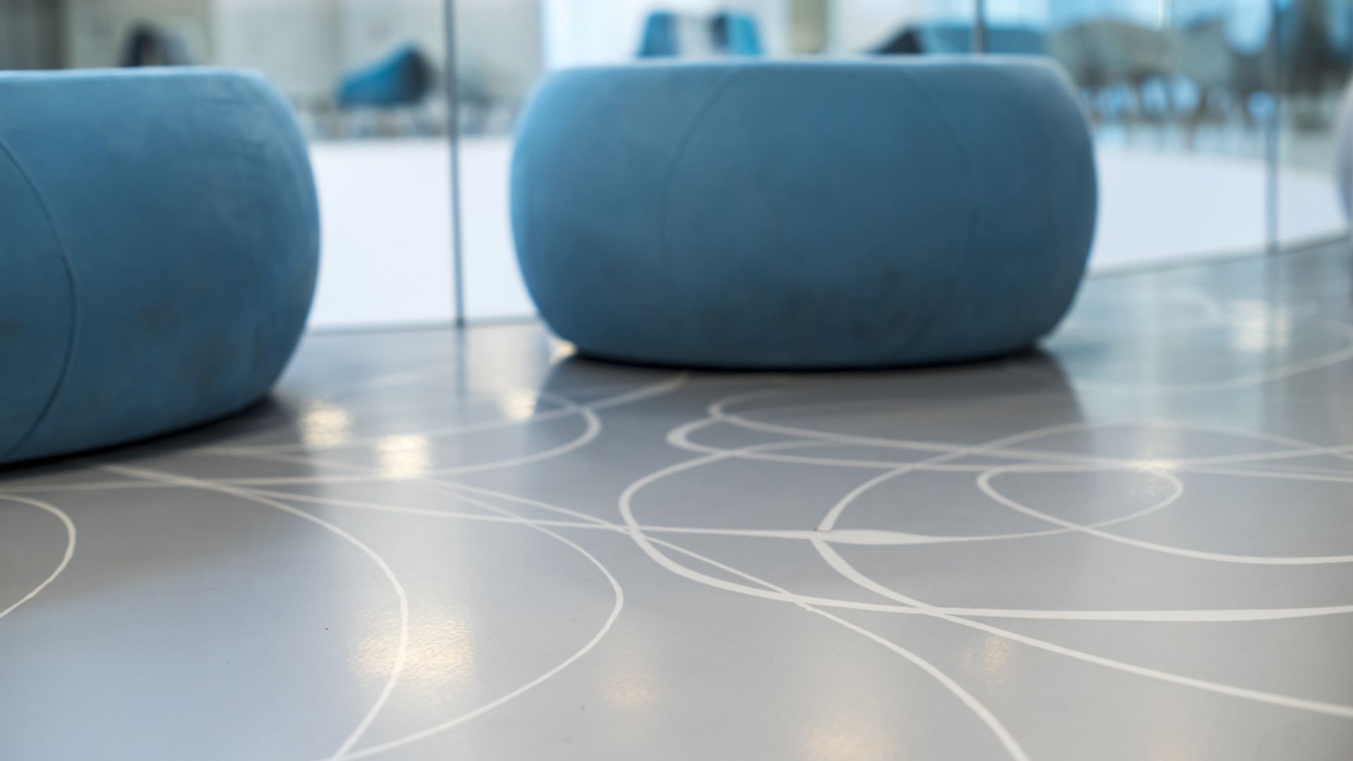 Sika ComfortFloor® grey floor with white line design pattern at Medicus Medical Center in Wroclaw, Poland