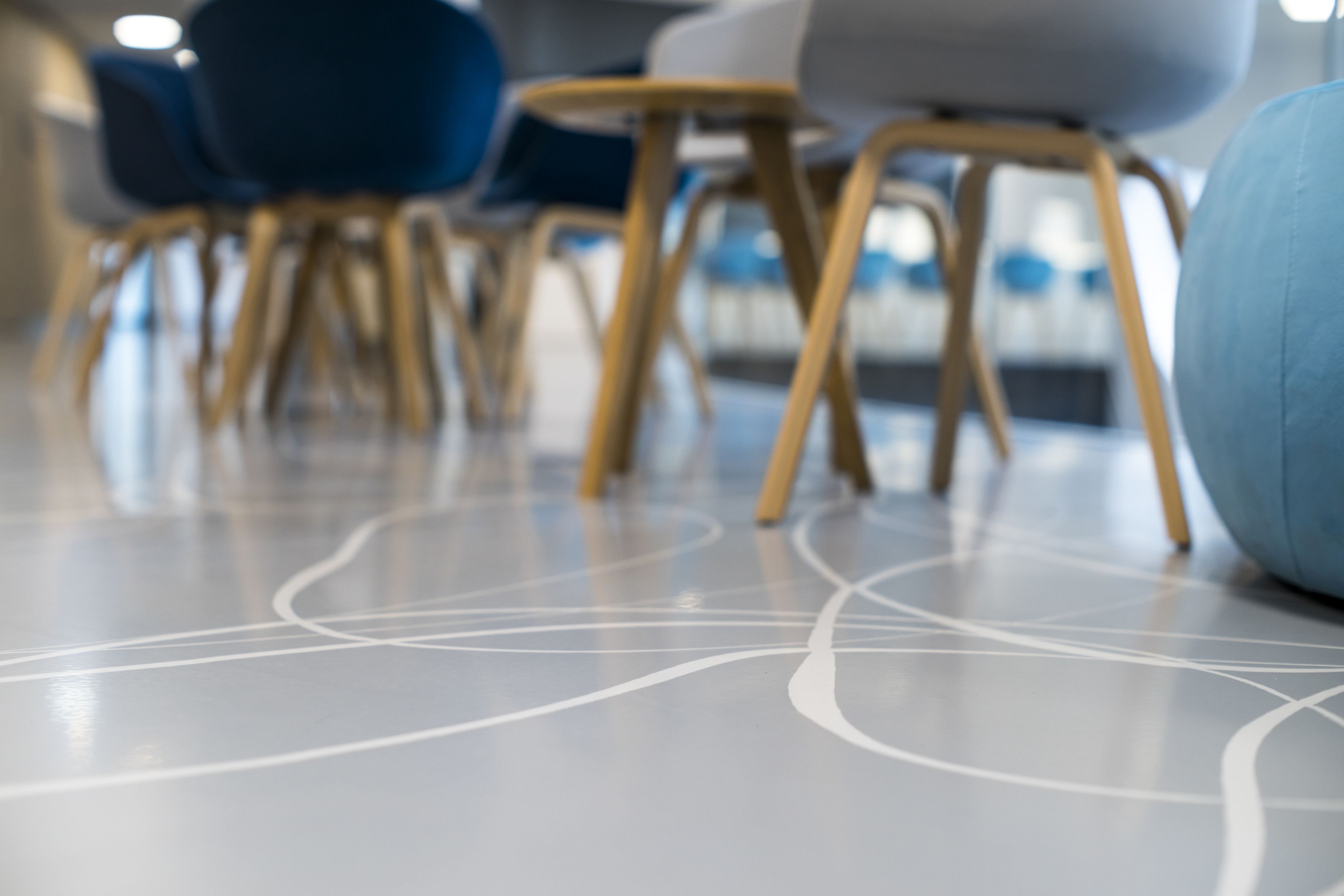 Sika ComfortFloor® grey floor with white line design pattern at Medicus Medical Center in Wroclaw, Poland