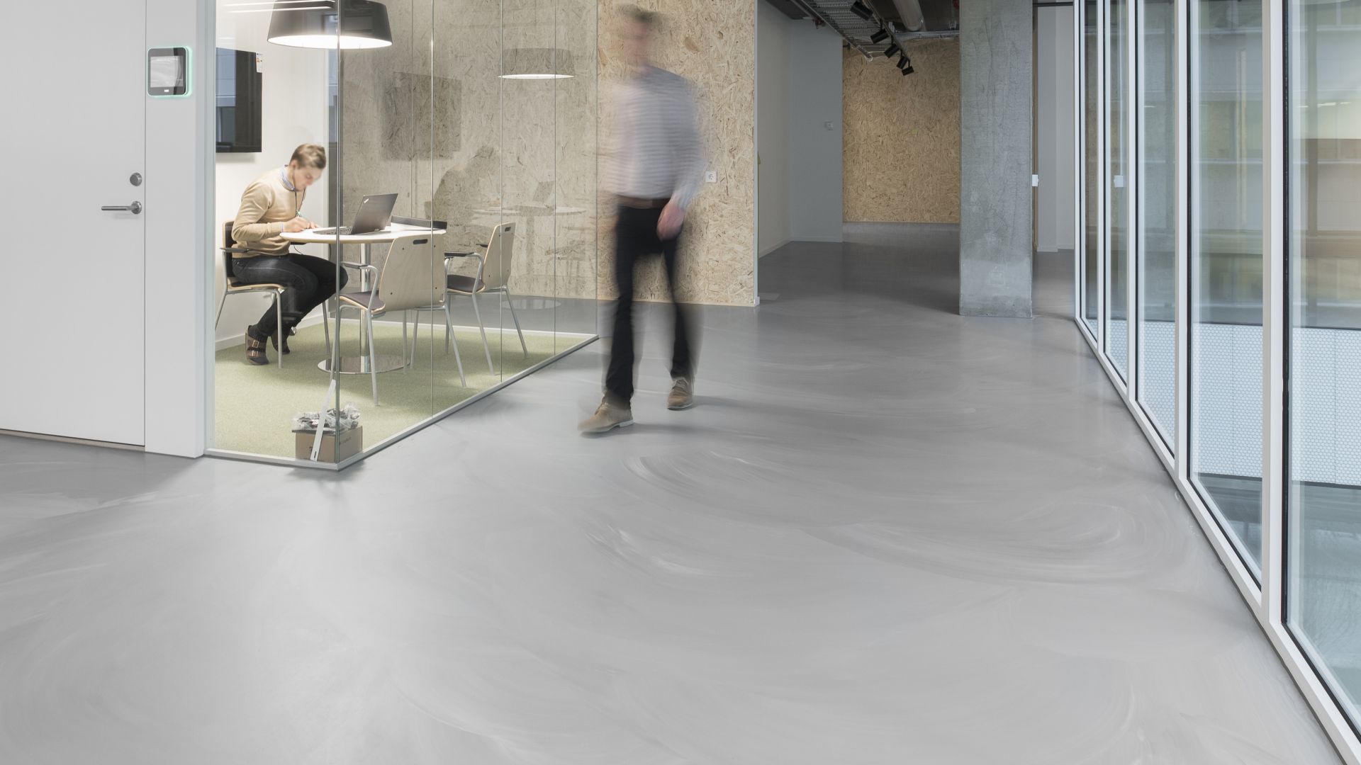 Sika ComfortFloor® grey marbled floor in office hallway