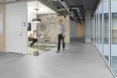 Sika ComfortFloor® grey marbled floor in office hallway