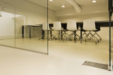 Sika ComfortFloor® white beige floor in office meeting room
