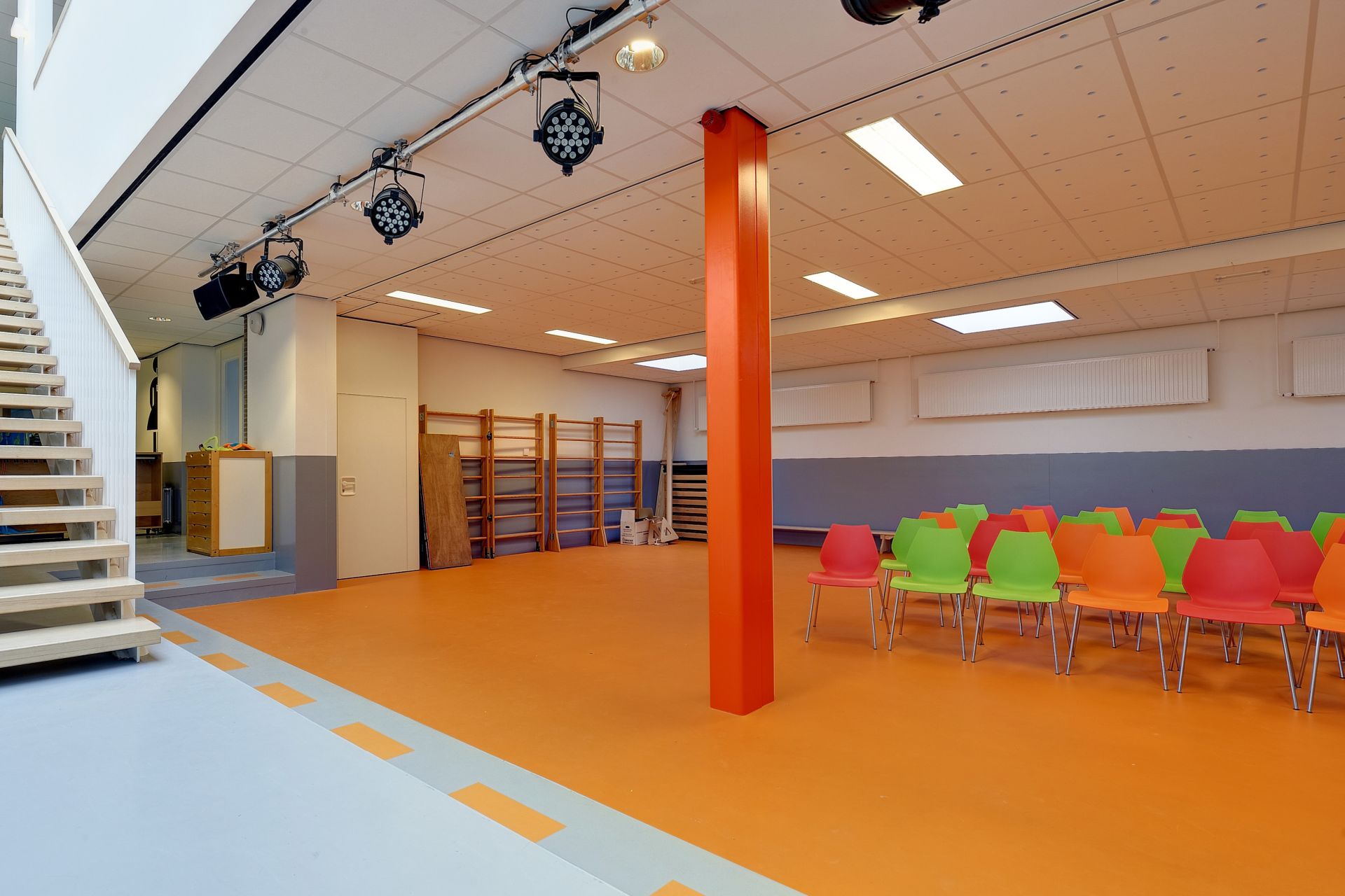 Sika ComfortFloor® orange floor at school in Netherlands