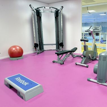 Sika ComfortFloor® pink floor in fitness room gym workout machines