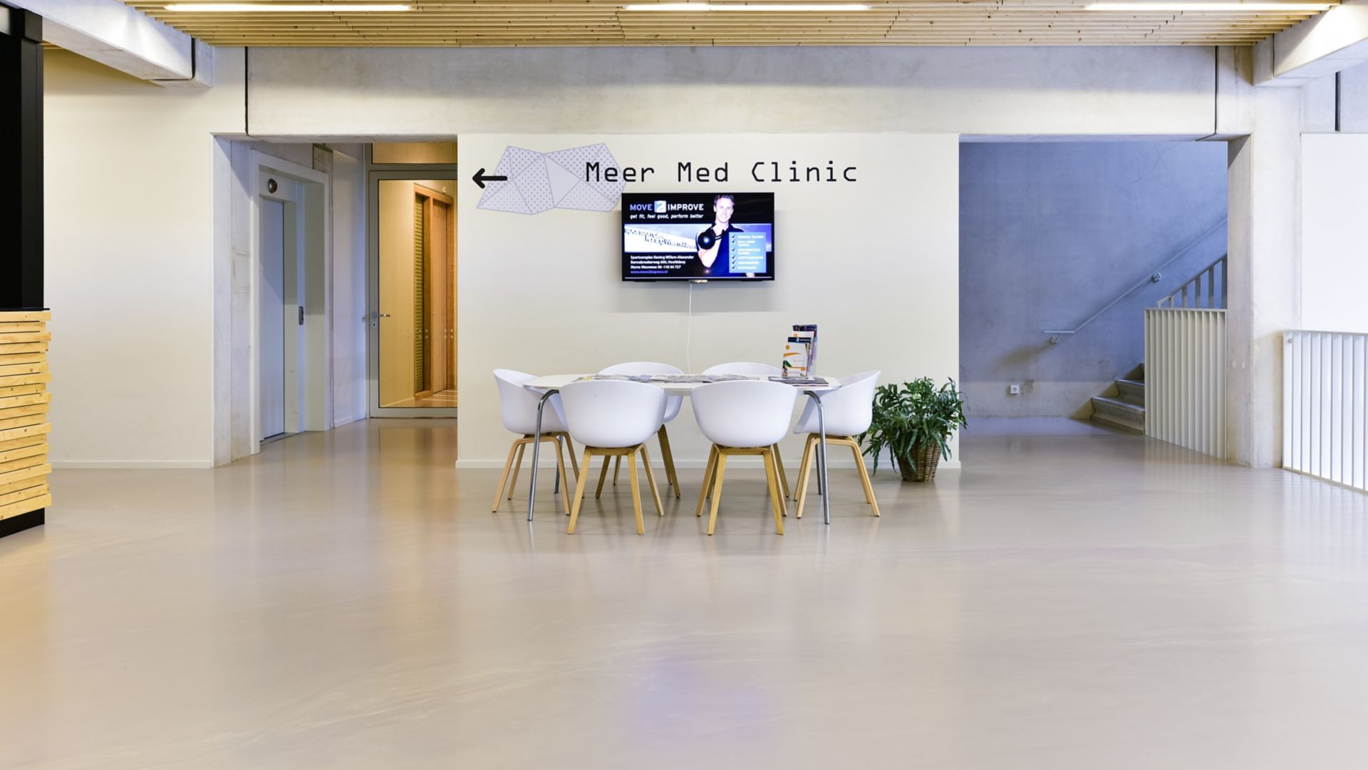 Sika ComfortFloor® beige grey floor in clinic lobby at Sportcomplex Willem Alexander in Hoofddorp, Netherlands