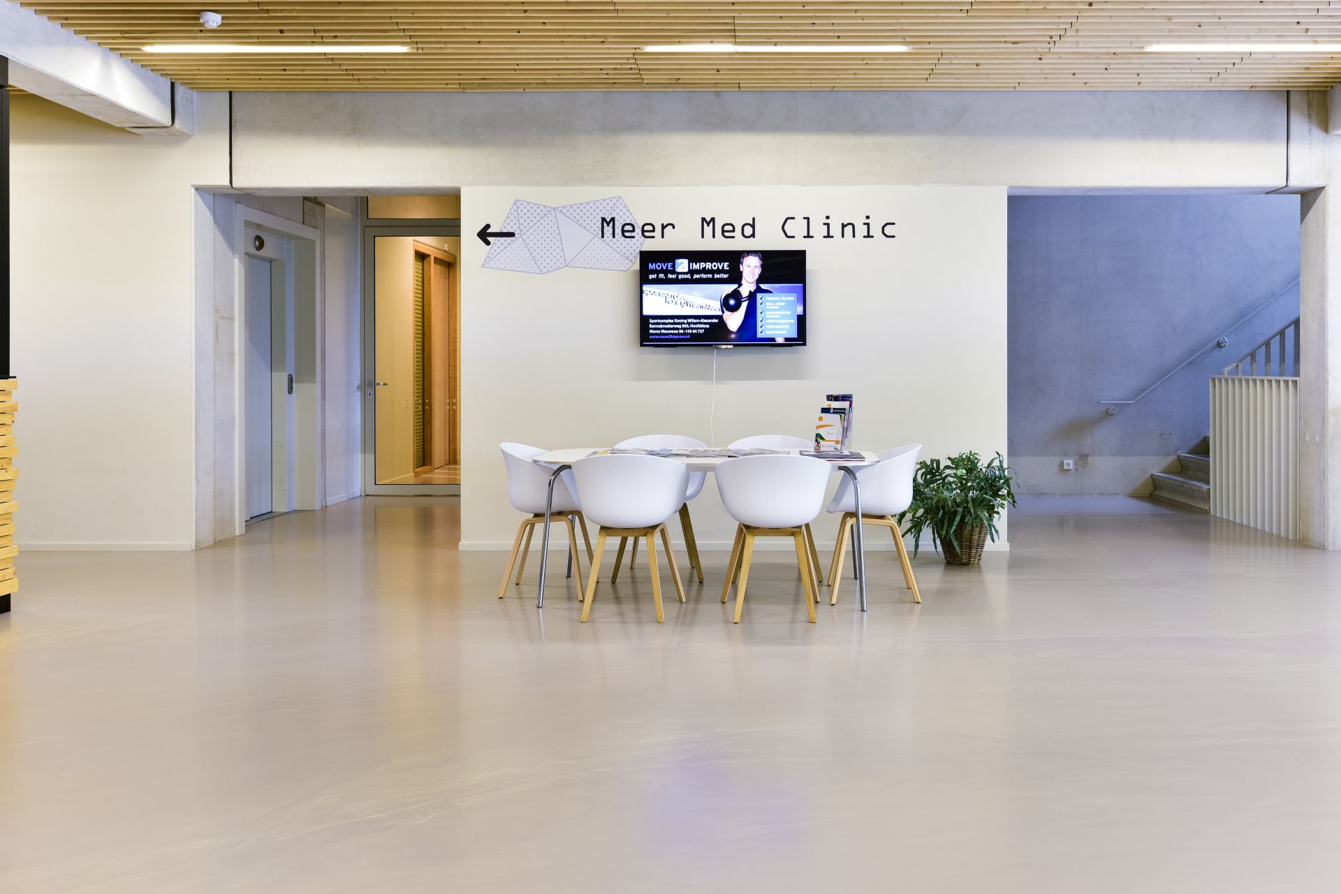 Sika ComfortFloor® beige grey floor in clinic lobby at Sportcomplex Willem Alexander in Hoofddorp, Netherlands