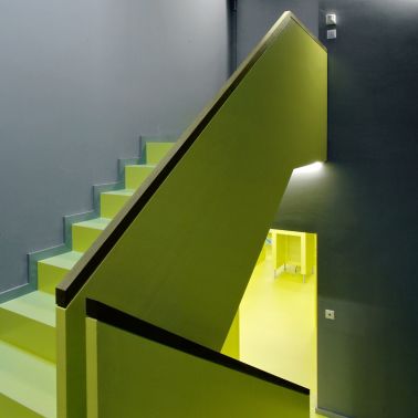 Sika ComfortFloor® green floor on stair with grey walls