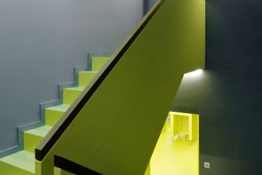 Sika ComfortFloor® green floor on stair with grey walls
