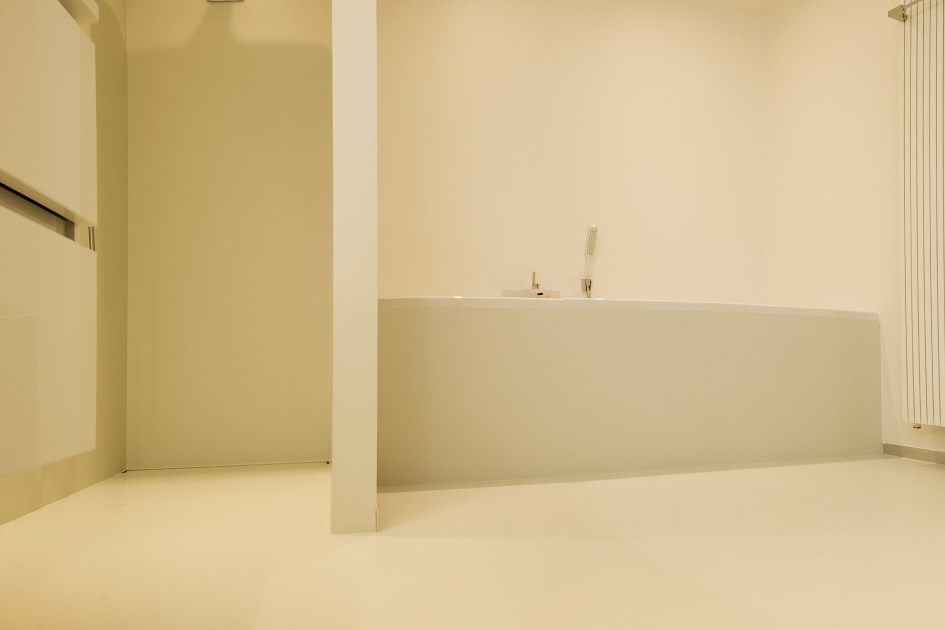 Sika ComfortFloor® beige floor in modern bathroom shower bathtub