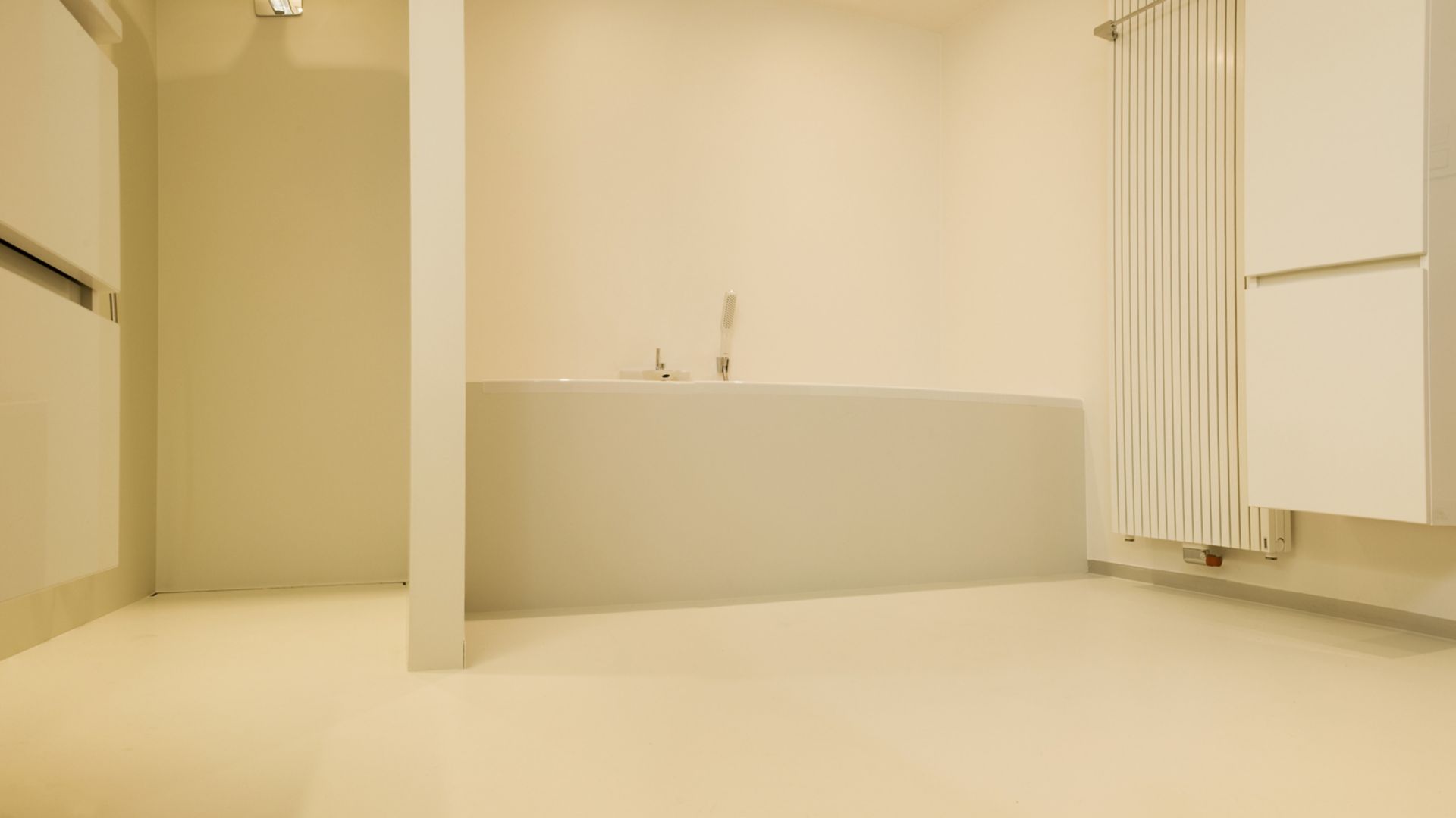 Sika ComfortFloor® beige floor in modern bathroom shower bathtub