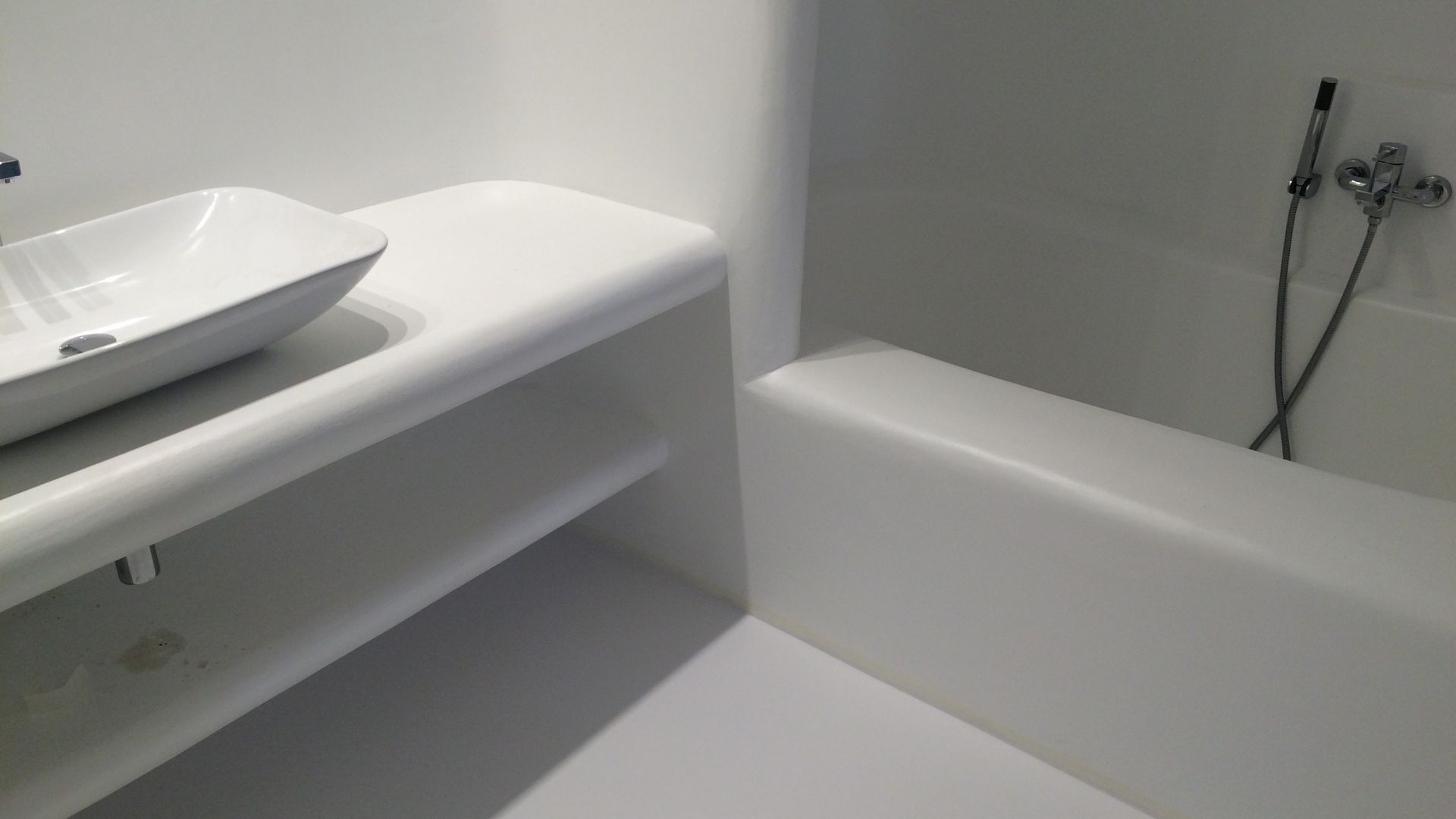 Sika ComfortFloor® white floor in modern white bathroom in hotel