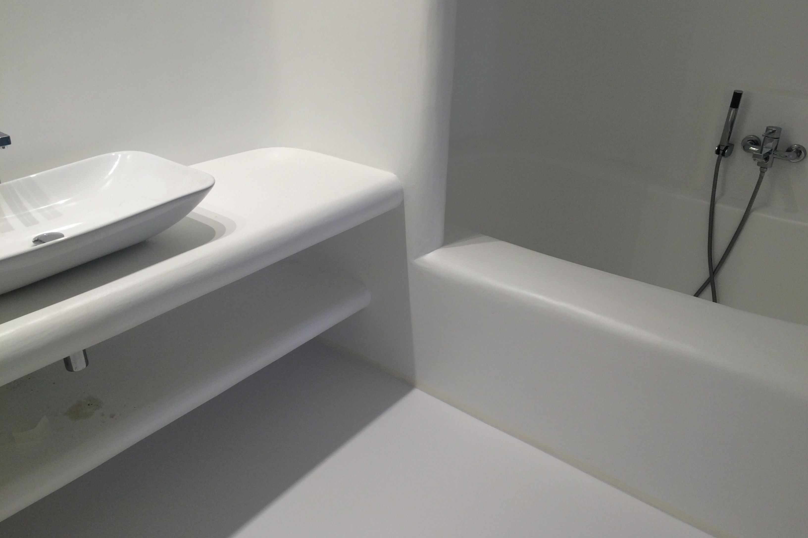 Sika ComfortFloor® white floor in modern white bathroom in hotel