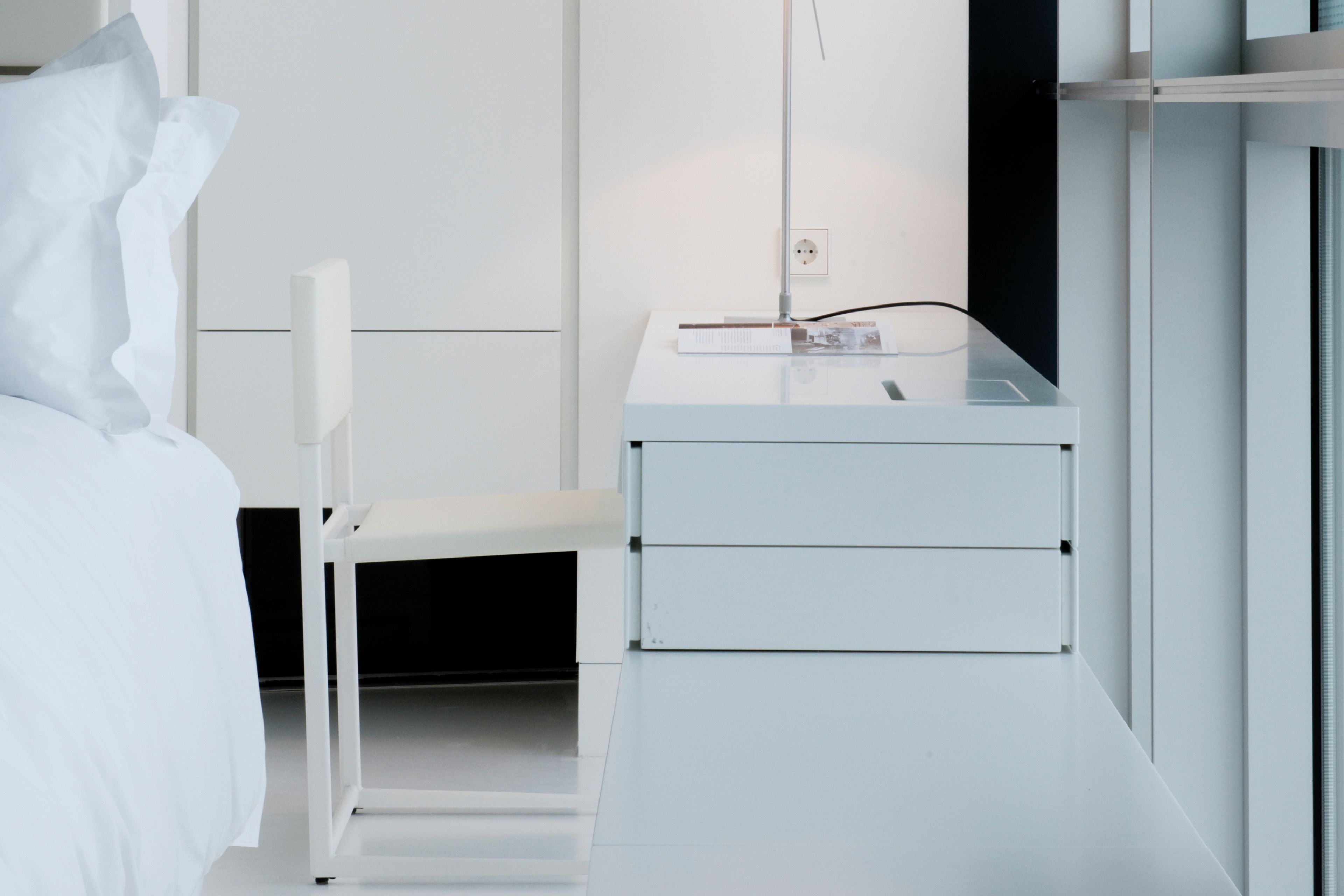 Sika ComfortFloor® white floor in bedroom with desk and lamp