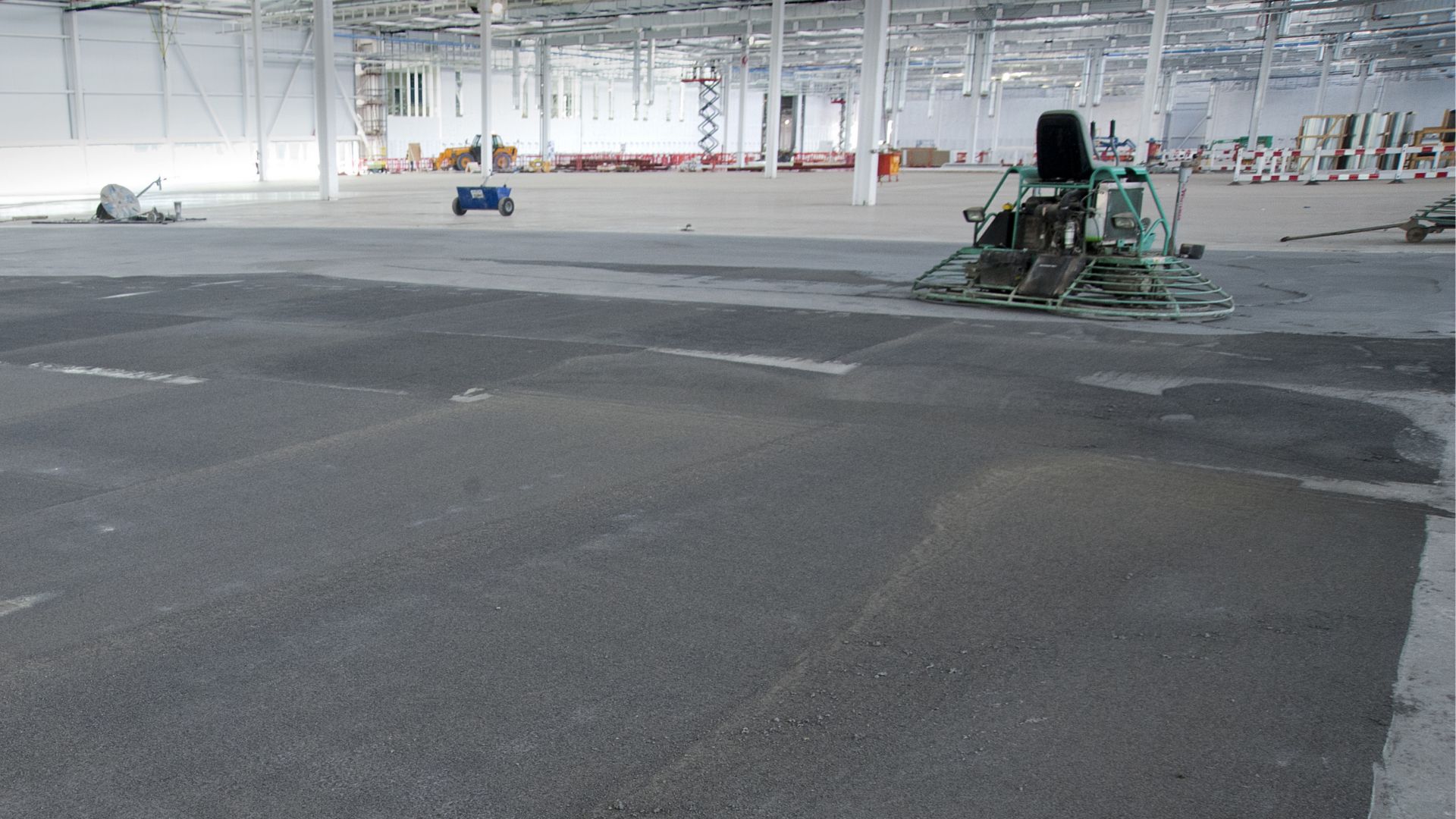 Finishing of concrete slab on grade flooring with fibers in warehouse