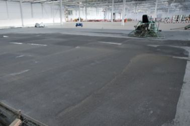 Finishing of concrete slab on grade flooring with fibers in warehouse