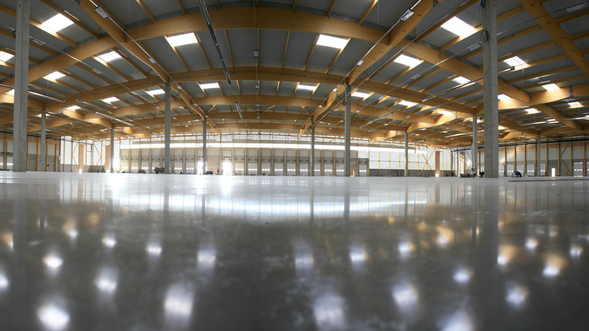 Ultra flat concrete floor in warehouse