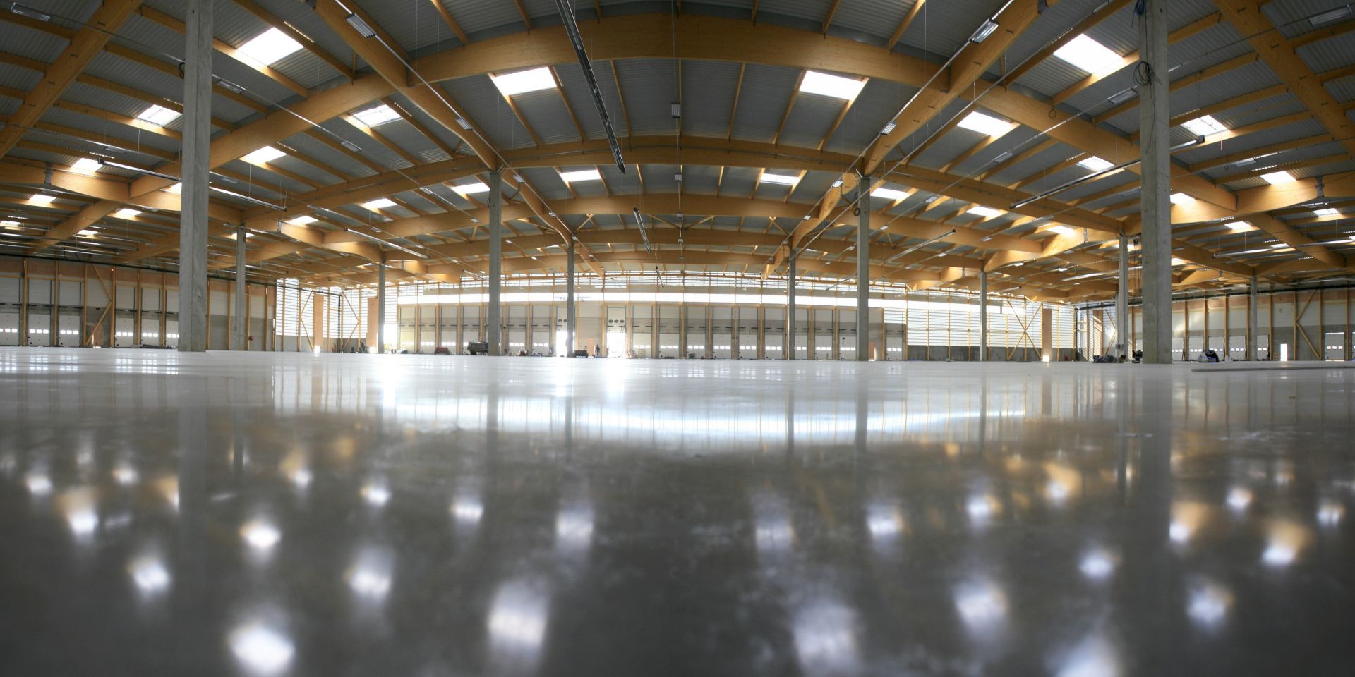 Ultra flat concrete floor in warehouse