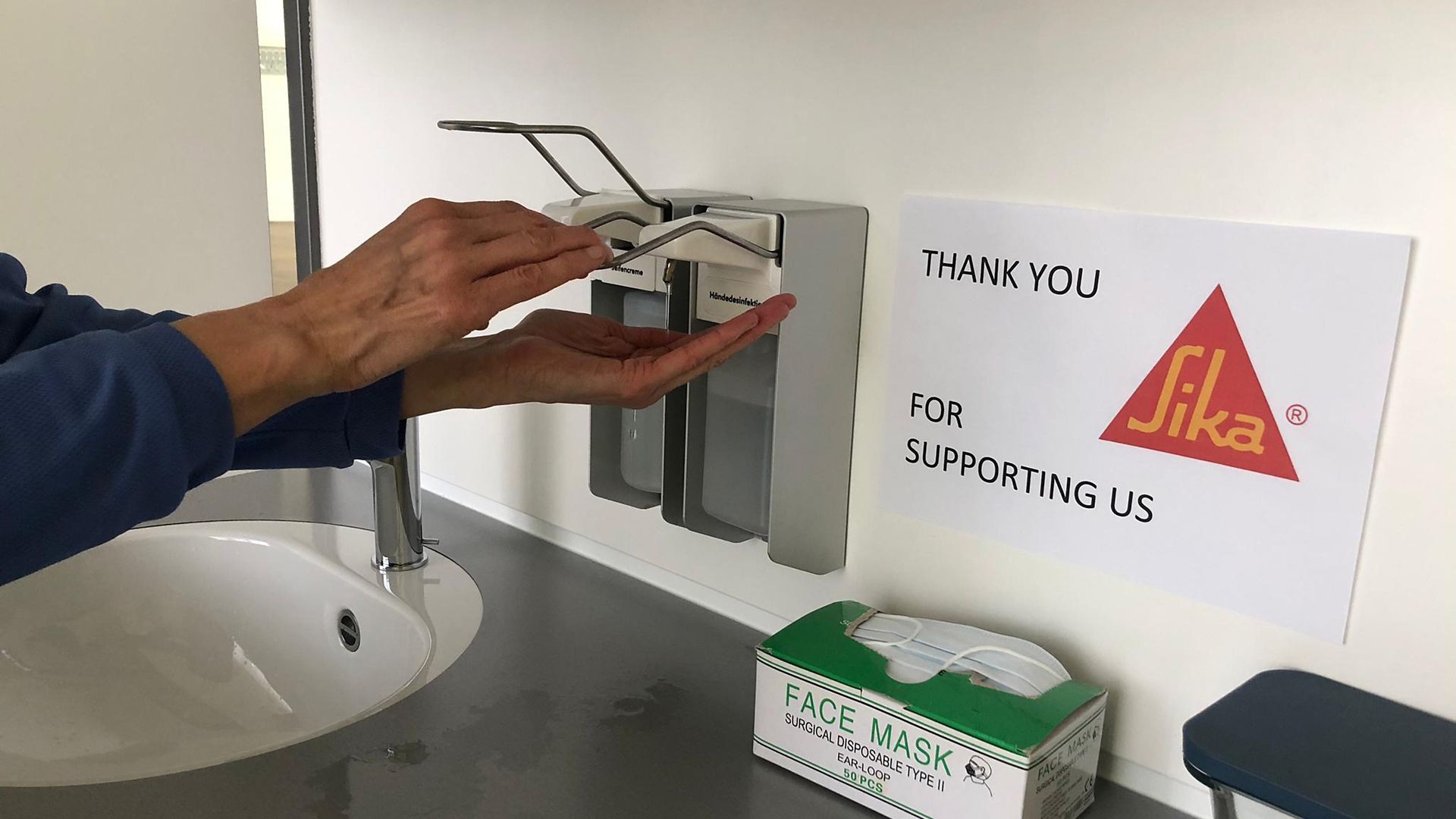 Hand sanitizer for doctor's office in Koeniz