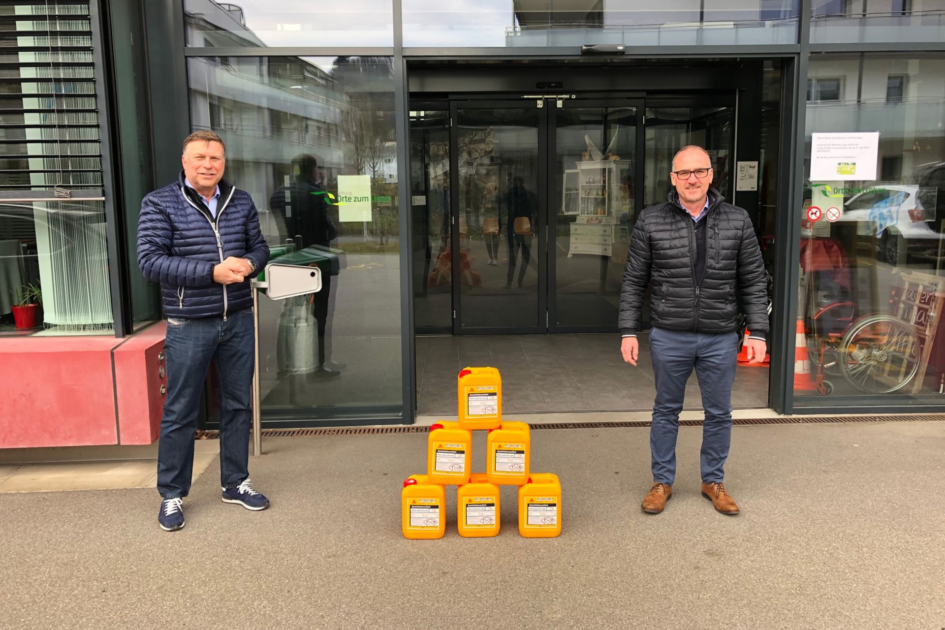 向当地医疗机构提供洗手液